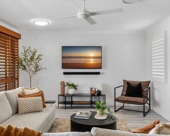 3-Bed Haven with Balcony and BBQ, 5-Min to Beach - Coolum Beach - Living room