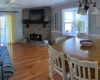 Quiet Townhouse - Cozy Gas Fireplace - Near Lake Chatuge - Hayesville - Dining room