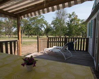 Camping Le Mas des Chenes - Lézan - Patio