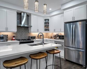 A serene place for work or play. 1-bedroom lower Unit near Thermea Spa Whitby - Whitby - Kitchen