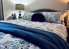Stylish, clean and adorable 2 bedroom suite! - Mission - Yatak Odası