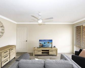 Fairhaven Retreat Accessible Accommodation - Ettalong beach - Living room