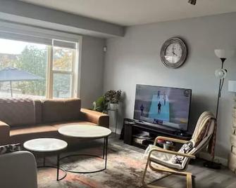 Private Room with shared bathroom near airport - Calgary - Pokój dzienny