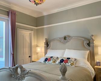 Totally Renovated Victorian House in Center SF! - San Francisco - Bedroom