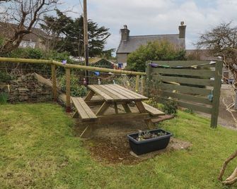 Ty Gwenyn - Holyhead - Innenhof