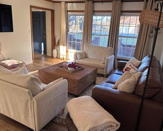 Charming 3-bedroom ranch house in Parkville Missouri - Parkville - Sala de estar