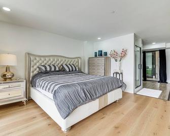 Lakefront Lynnwood Home with Balconies and Shared Dock - Lynnwood - Dormitor