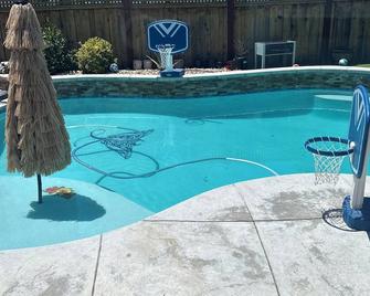 Great riverisland house only first floor bedroom and bathroom pool included - Lathrop - Zwembad
