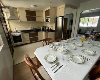 Duplex completo em Curitiba, bairro Cabral - pet friendly - Curitiba - Dining room