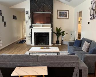 Charming 3-bedroom Urban Haven - La Grange - Sala de estar