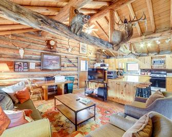 Yellowstone Cabin Getaway Near National Park - Cameron - Living room
