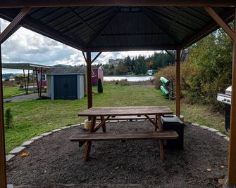 Beachfront Steampunk Airstream, Cosy Year-Round Glamping on the Kitsap Peninsula - Bremerton - Terasa