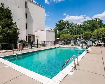 Travelodge by Wyndham Flowood/Jackson/Airport North - Jackson - Piscina