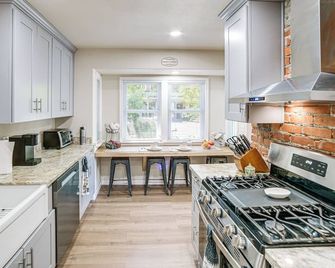 Walk to Main St! Quiet Mendocino County Retreat - Willits - Кухня