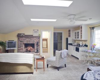 Corn Crib - Stevenson Ridge - Spotsylvania - Living room
