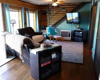 A Must See Family Friendly Lake Front Retreat - Nikiski - Sala de estar