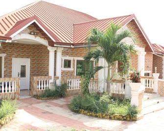 The property is located at Kumasi, near Asoufua Kokoben Barrie. Near Barekesse - Kumasi - Innenhof