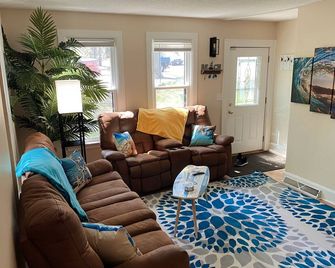 St. Paul Cabana! Minutes to Everything! - Saint Paul - Living room