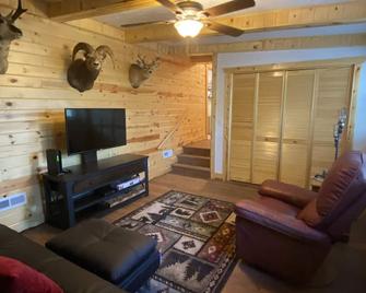 Walking distance to the famous Buffalo Bill Center of the West Museum in Cody Wy - Cody - Living room