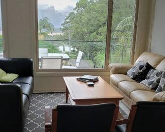 Nambucca Beach House - Nambucca Heads - Huiskamer