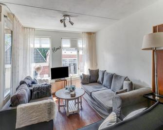 Homely Hideaway in Leeuwarden - Leeuwarden - Living room