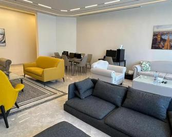 Nas Villa 25 Luxurious Dorm - Dubai - Wohnzimmer