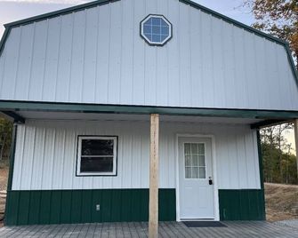 White cabin in the woods close to Univ. of Central Missouri and Whiteman AF Base - Warrensburg - Gebäude