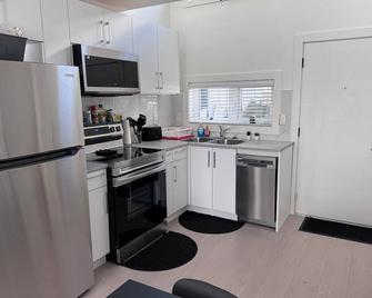 Brand New Unit. Centrally located 15 min to downtown 10 min to YVR airport. - Vancouver - Cuisine