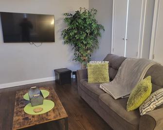 Fresh Modern Industrial split level - Cincinnati - Wohnzimmer