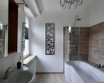 Excellent apartment overlooking the lake and close to the boat lift - Liepe - Baño