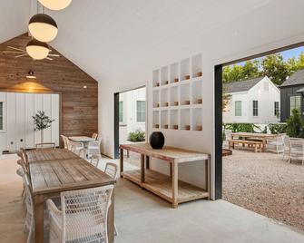 Whitetail Court Hotel - 弗雷德里克斯堡 - 餐廳