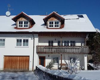 Very personal vacation apartment in typical Ostallgaeu - Oberostendorf - Edificio