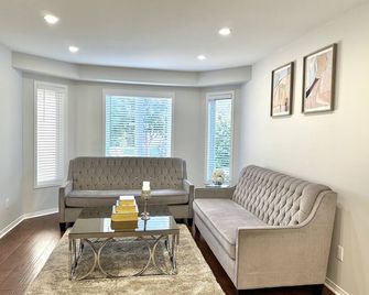 Lavish 4br House Near Simcoe Lake & Fh Resort - Innisfil - Living room