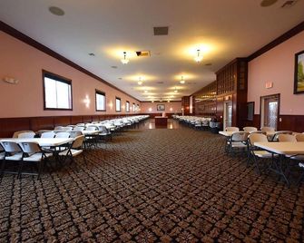 Mackinaw Beach and Bay Inn & Suites - Mackinaw City