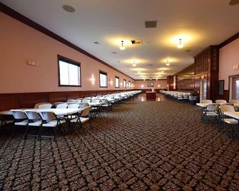 Mackinaw Beach and Bay Inn & Suites - Mackinaw City