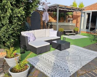 Luxury Countryside Retreat with private Hot tub, Broad House Farm Worcestershire - Droitwich - Innenhof