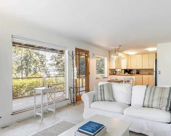 Eagles Watch - Coupeville - Living room