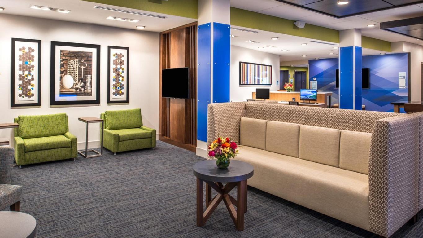 Holiday Inn Express & Suites Tampa North - Wesley Chapel