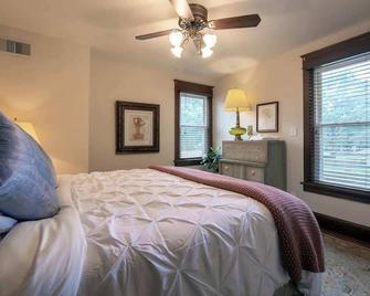 Historic Luxury 10 Min. To Downtown - Shawnee - Bedroom