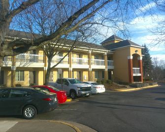 HomeTowne Studios by Red Roof Chantilly - Chantilly - Building