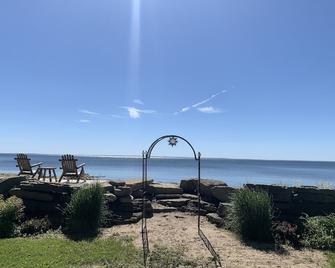 Cozy home on the bay with sand beach and beautiful sunrises! - Little Suamico - Beach