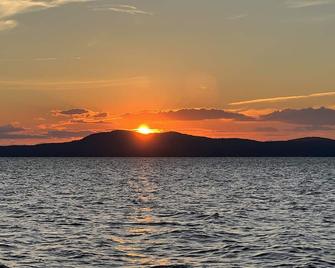 Cozy Lakeside Studio w/ Private Swimming Area - Standish - Playa