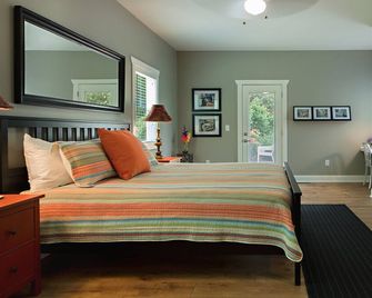Featherstone Farmhouse 2 Or 3 Bedrooms - Perfect For Groups- 2.5 Mi. Hville - Hendersonville - Schlafzimmer
