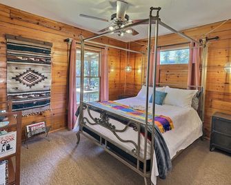 Porches Cozy Log Cabin easy walk to Lake Travis - Austin - Bedroom