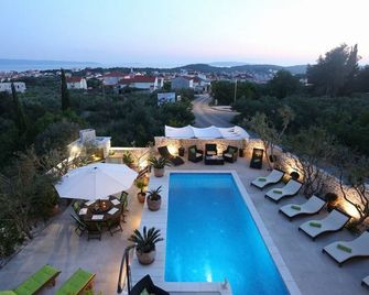 Okrug Gornji Luxurious Escape Villa with Pool - Five Bedroom Villa with Pool - Trogir - Basen