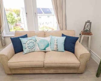 5 West Winds - איימאות' - סלון