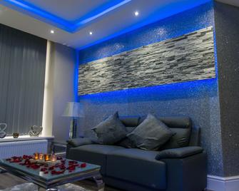 Aphrodite Suites Huddersfield - Huddersfield - Living room