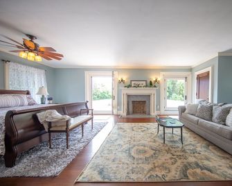 Beautiful home near Ocean Beach Park. - New London - Soggiorno