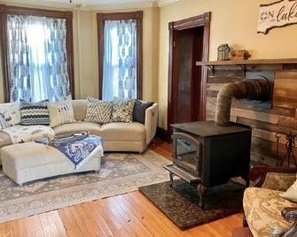 Maine Lakehouse Retreat with pool - Newport - Living room