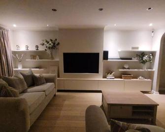 Stylish Modern 3 bedroom house free parking - Glasgow - Living room